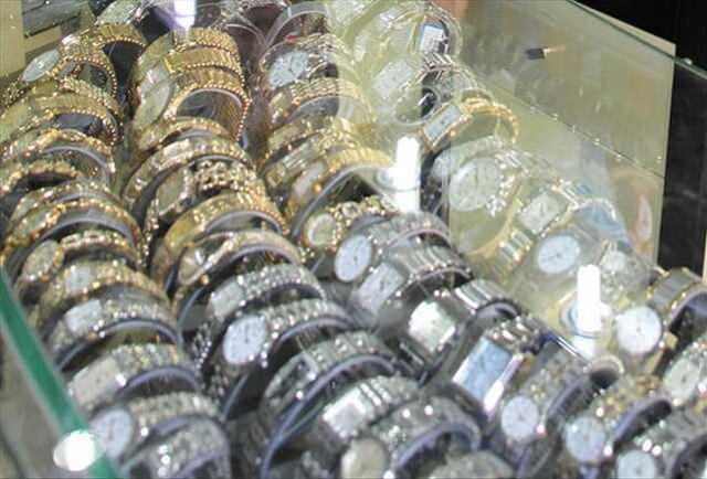 Saat hangi kola takılır? Saat hangi kola takılır erkek, kadın, bayan? Saat neden sağ kola takılmaz? Kadın saat hangi kola takılır?