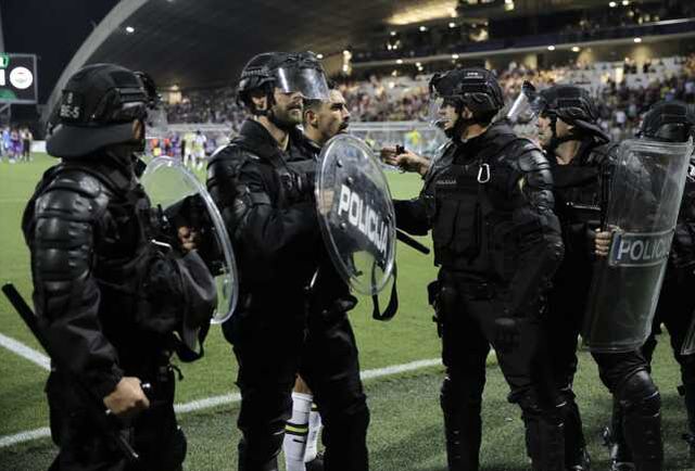 Fenerbahçe-Maribor maçında olayların fitili nasıl ateşlendi? Güvenlik kılığına girmişler