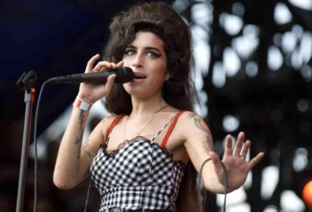 Amy Winehouse neden öldü? Amy Winehouse kaç yaşında öldü?