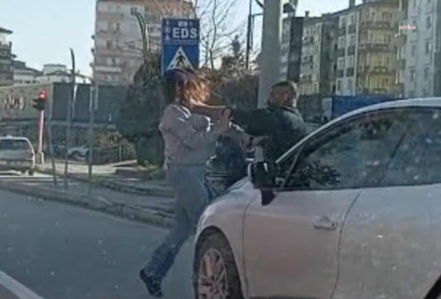 Aksaray'da bir şahıs, trafikte başka bir araçta bulunan kadına saldırdı