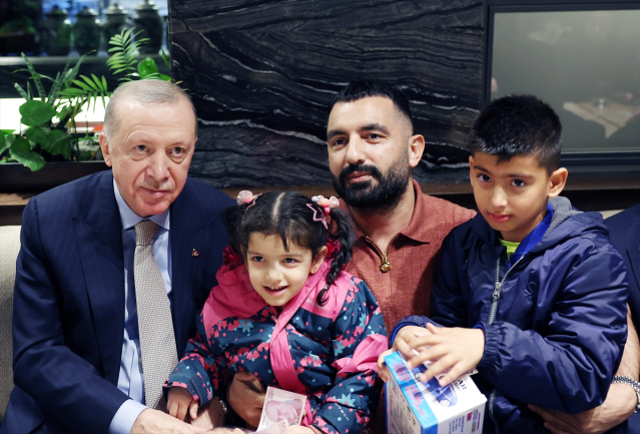 Cumhurbaşkanı Erdoğan bir kafede vatandaşlarla sohbet etti, çocukları sevdi