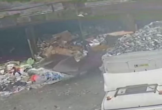 Talihsiz işçi, ilk iş gününde kepçenin altında kaldı