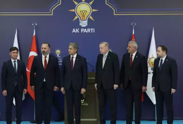 AK Parti toplantısında rozet takılan belediye başkanları