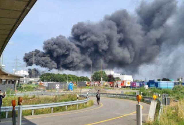 Almanya'da korkutan patlama! Dumanlar kilometrelerce öteden görüldü, halka 'Dışarı çıkmayın' uyarısı yapılıyor