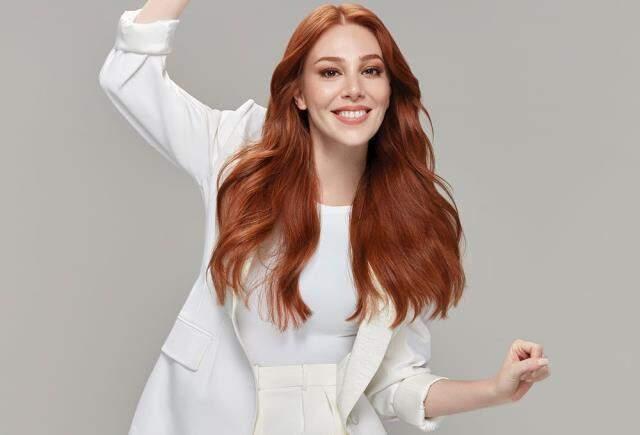 Saçlarını sarıya boyatan Elçin Sangu, yeni imajıyla Sinem Kobal'a benzetildi