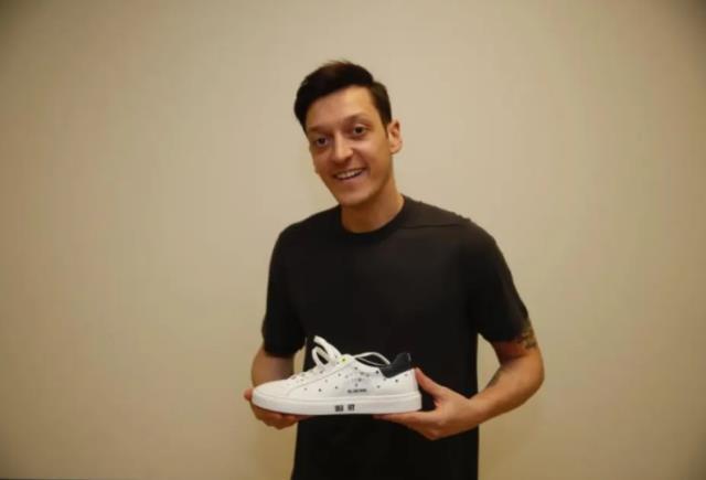 Mesut Özil'in dudak uçuklatan servetini konuşuyorlar! Girmediği sektör kalmamış