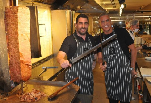 Dünyaca ünlü oyuncu Samy Naceri dönerin tadına bayılınca tezgahın başına geçti