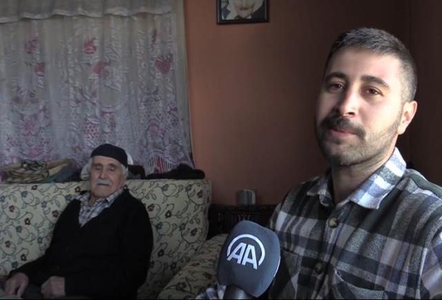 Yaşlı adam, köy evinin bahçesinde yatan eşini yalnız bırakmamak için 10 yıldır köyünü terk etmiyor