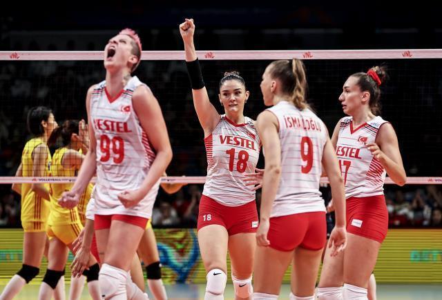 Milli maça damga vuran olay! Meral Akşener ve beraberindeler Doğu Türkistan bayrağı açarak Çin'i protesto etti