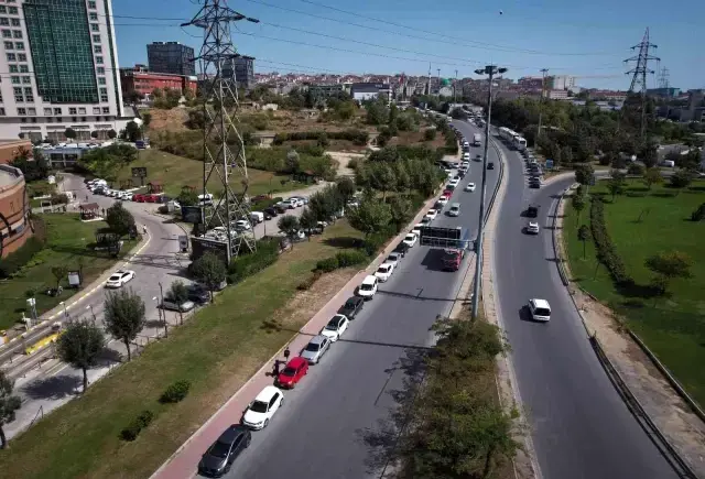 Kuyumcukent'te otopark aidatına yüzde 120 zam geldi! Çalışanlar araçlarını yol kenarlarına park etti