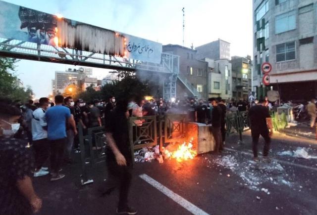 Taksim'de toplanan kadınlar, Masha Amini'nin ölümünü saçlarını keserek protesto etti