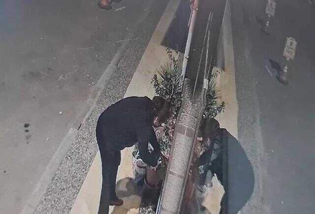 İş yerini kundaklamaya çalışan kadın kendini yaktı! O anlar saniye saniye kamerada