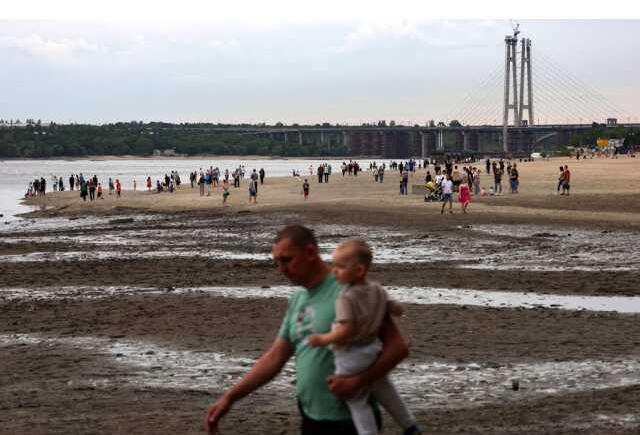 Kakhovka Barajı'nın çökmesinden sonra Dinyeper Nehri kurudu