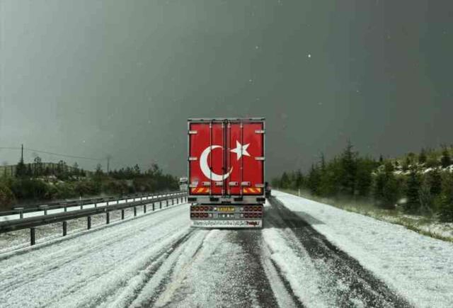 Meteoroloji uyarmıştı! Çok sayıda kente ceviz büyüklüğünde dolu yağdı