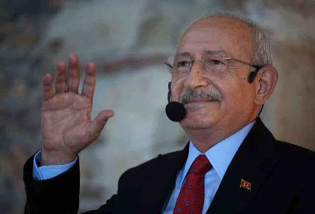 'El sıkışma polemiği' alevleniyor! Özgür Özel: Kemal bey hiçbir zaman birinci partinin lideri olamadı