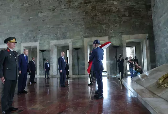 Cumhurbaşkanı Erdoğan, YAŞ üyeleriyle Anıtkabir'i ziyaret etti