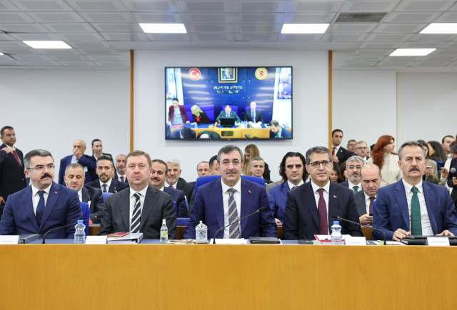 Komisyonda gerginlik! CHP'li vekilin 'Yer sofrası' eleştirisi Cevdet Yılmaz'ı kızdırdı: Burası şov yeri değil