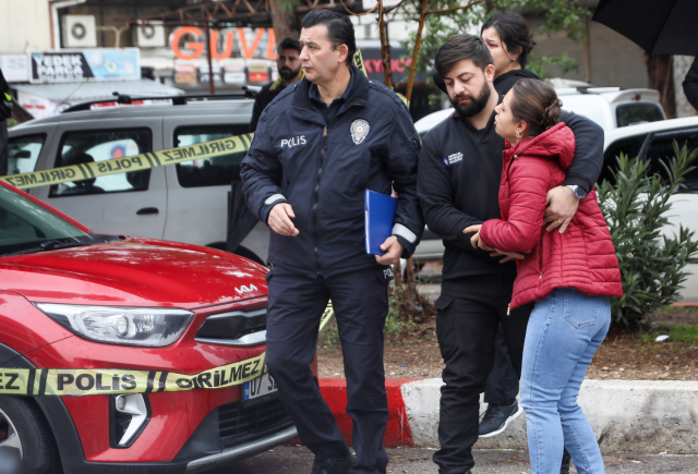 Eşinin ölü bulunduğu aracın camına vurarak ağladı: Ne olur kalk aşkım