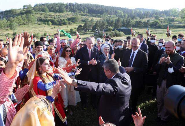 Cumhurbaşkanı Erdoğan'a Azerbaycan'da büyük sürpriz! Aliyev at hediye etti