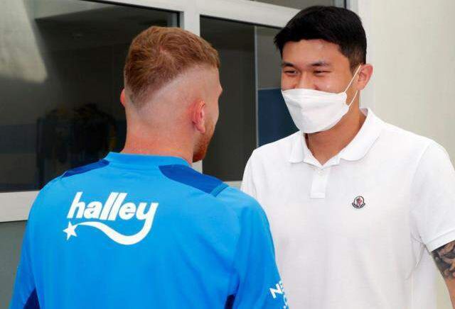 Min-Jae Kim, savunmadaki yeni partneri Szalai ve takım arkadaşlarıyla tanıştı