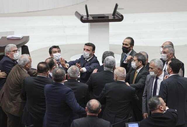 Meclis'te 'edepsiz' gerginliği! Vekiller birbirinin üzerine yürüdü, oturuma ara verildi