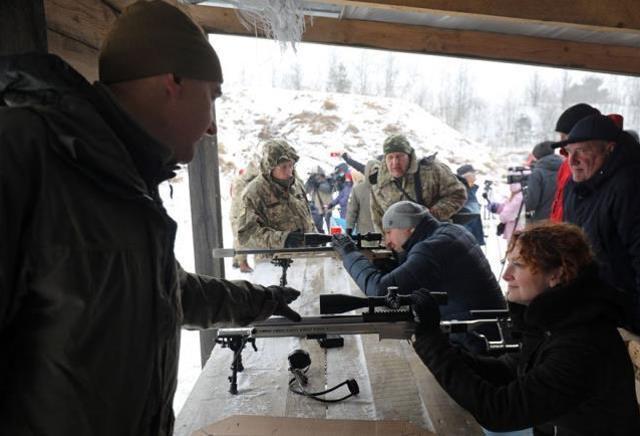 Savaşın ayak sesleri! Ukrayna ordusu olası bir Rus saldırısına karşı vatandaşlarına silah eğitimi vermeye başladı