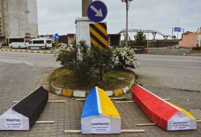 Trabzonspor taraftarından hayrete düşüren şampiyonluk kutlaması! Tabutları denize attılar