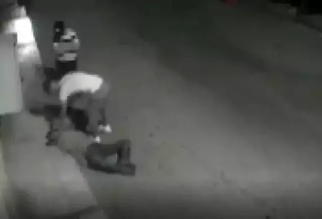 Gasbetmek istediği kişi tek yumruk darbesiyle böyle bayılttı