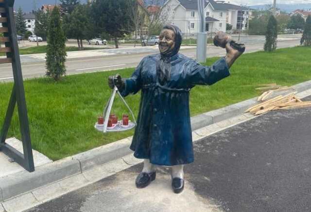 Bolu Belediye Başkanı Tanju Özcan, Adile Naşit heykelindeki çay tepsisinin çalındığını iddia etti