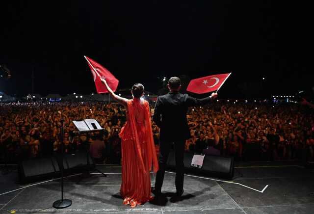 Melek Mosso sahnede özür diledi: Helalleşmek istiyorum