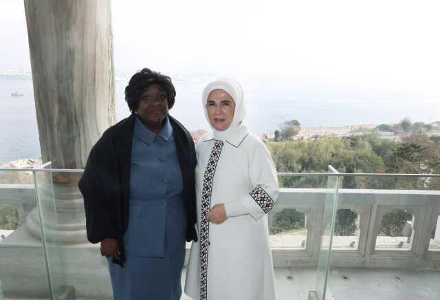 Emine Erdoğan İstanbul'a gelen devlet başkanlarının eşleriyle Topkapı Sarayı'nı ziyaret etti