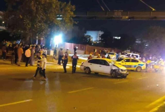 Şanlıurfa'da 3 aracın karıştığı trafik kazasında ilk belirlemelere göre 5 kişi hayatını kaybederken 5 kişi de yaralandı