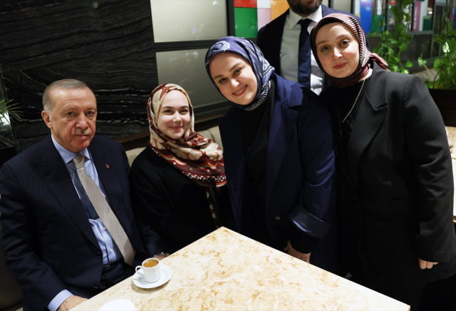 Cumhurbaşkanı Erdoğan bir kafede vatandaşlarla sohbet etti, çocukları sevdi