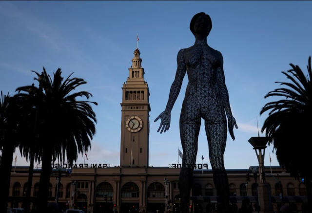 14 metrelik çıplak kadın heykeli şehri ayağa kaldırdı