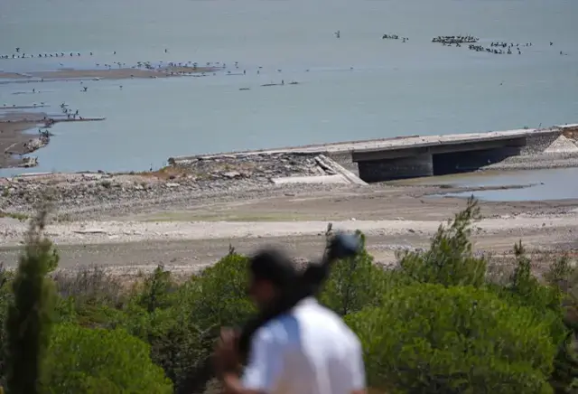 Barajda su seviyesi düştü, eski İzmir-Çeşme kara yolu ortaya çıktı