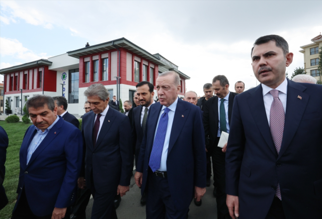 Yüzyılın Konut Projesi'nin detaylarını açıklayan Cumhurbaşkanı Erdoğan, örnek daireyi inceledi