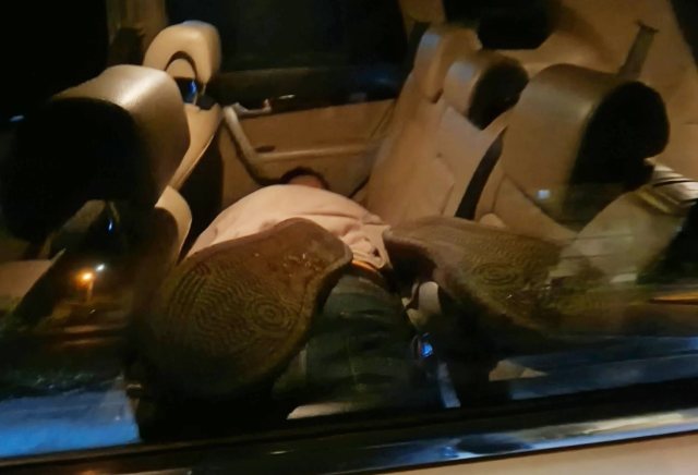 Kapısı açık aracın içine bakan hemen telefona sarıldı! Gerçek bambaşka çıktı