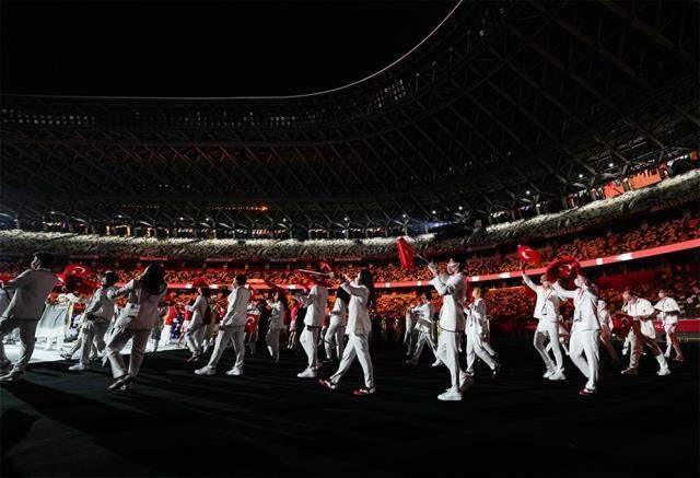 Tokyo Olimpiyatları muhteşem törenle açıldı! Bayrağımızı Merve Tuncel ile Berke Saka taşıdı