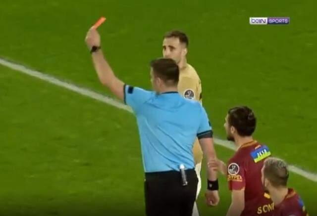 İlginçliklerin adresi Süper Lig! Ümit Öztürk yanlış kart çıkarttı, rakip oyuncu bile şaştı kaldı