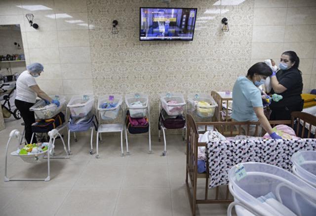 Ukraynalı kadınlar bu bebekleri başka aileler için doğurdu! Şimdi ne taşıyıcı anneleri yanında ne de öz anneleri!