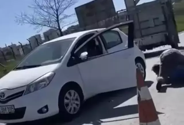 Trafikte iki sürücünün tekme tokat birbirlerine girdiği anlar kamerada