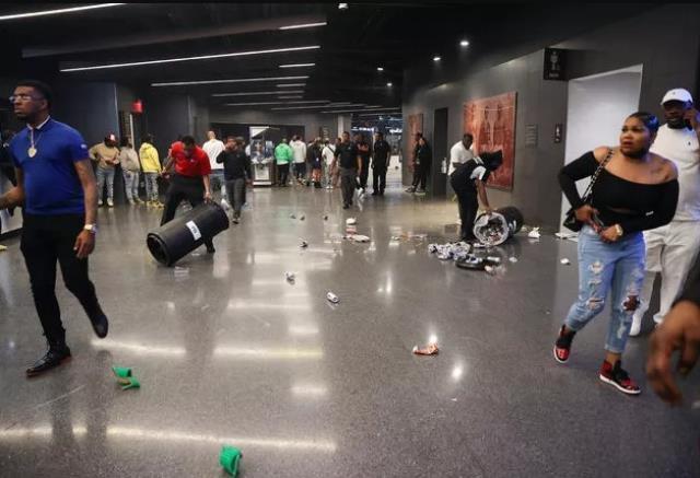 Madonna'nın da olduğu boks maçındaki yanlış silahlı saldırı alarmı izdihama neden oldu: 16 yaralı