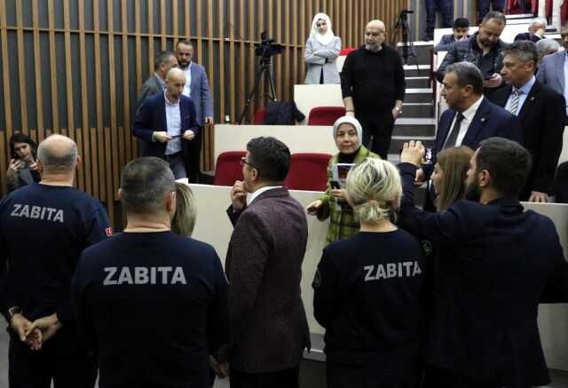 Tanju Özcan, önceki toplantıda kendisine su şişesi fırlatan meclis üyesini dışarı çıkarttı
