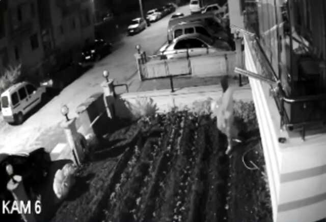 Maskeli kişiler Cumhurbaşkanı Erdoğan'ın posterini çaldı