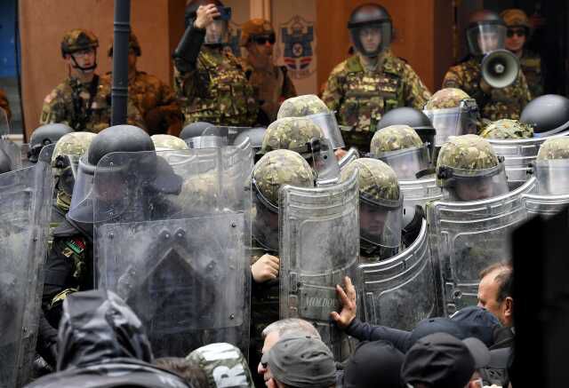 Kosova alev alev! Arnavut belediye başkanı istemeyen Sırp göstericiler güvenlik güçleriyle çatıştı: 41 NATO askeri yaralandı