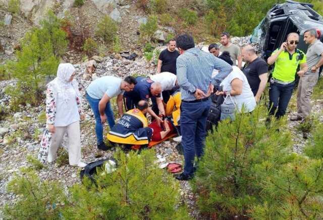 Eski Ekonomi Bakanı Nihat Zeybekci trafik kazası geçirdi