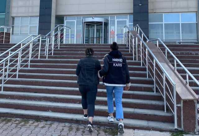 İran uyruklu yolcunun makatından uyuşturucu çıktı