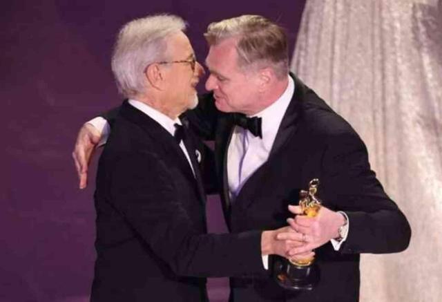 Oyuncu John Cena, Oscar Ödülleri'nde sahneye çıplak çıktı