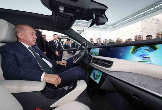 Erdoğan, Togg'un yeni modeli T10F'yi inceledi! Gelecek sene yollarda olacak