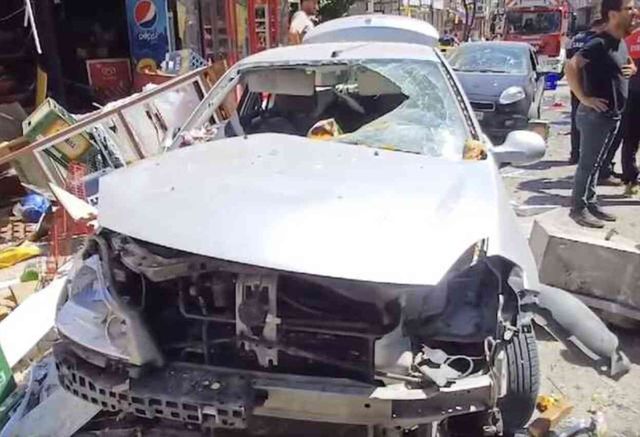 İzmir'deki doğal gaz patlamasından ilk görüntüler! Ortalık resmen savaş alanına döndü